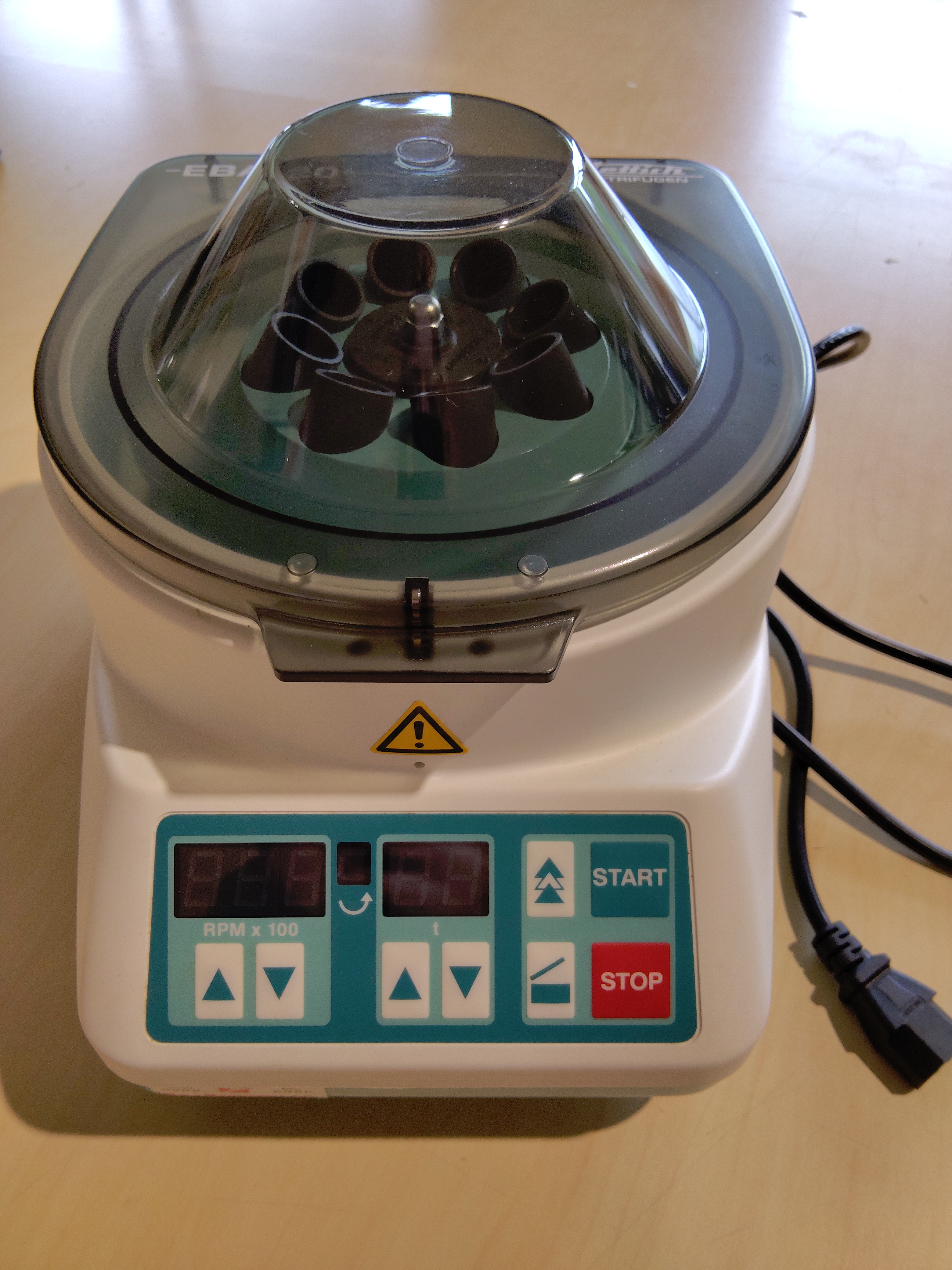 GDKHETTICHEBA20 SN 0022368  Bordcentrifuge HETTICH EBA 20, 8 x 15ml rør rotor 6000 omdrmin 231 x 292x 216 mm